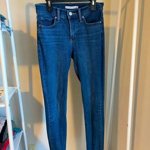 311 Levi’s Shaping Skinny Size 25